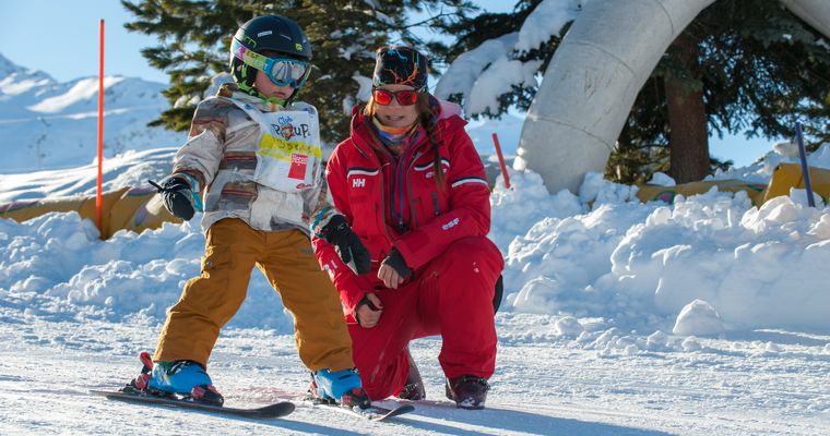 Petites filles et leur monitrice de ski ESF Menuires