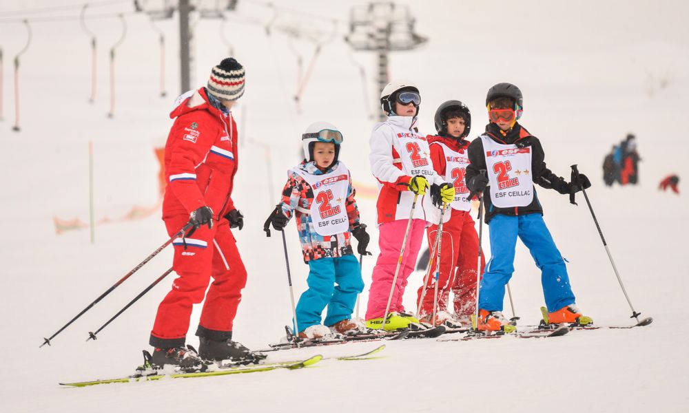 Cours à l'école de ski pour enfants
