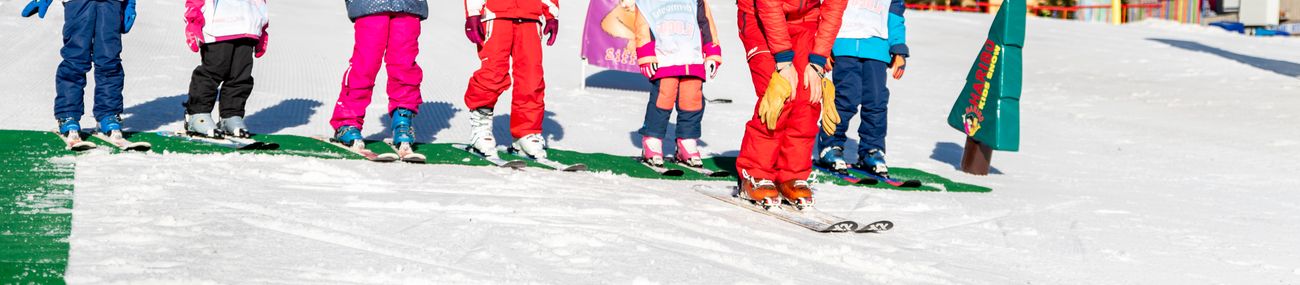 Enfants en cours collectifs de ski avec l'ESF La Colmiane