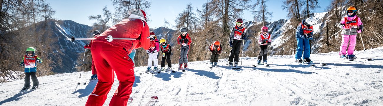 Enfants en ski sur les pistes de La Colmiane