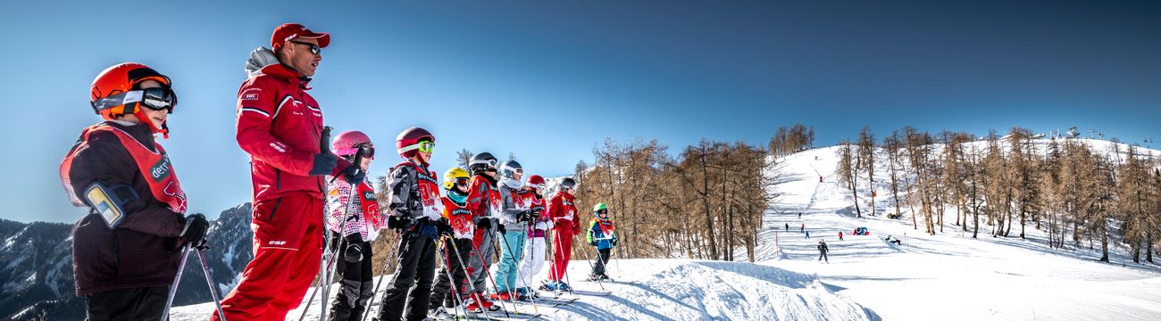 Petits en ski sur les pistes à l'ESF La Colmiane