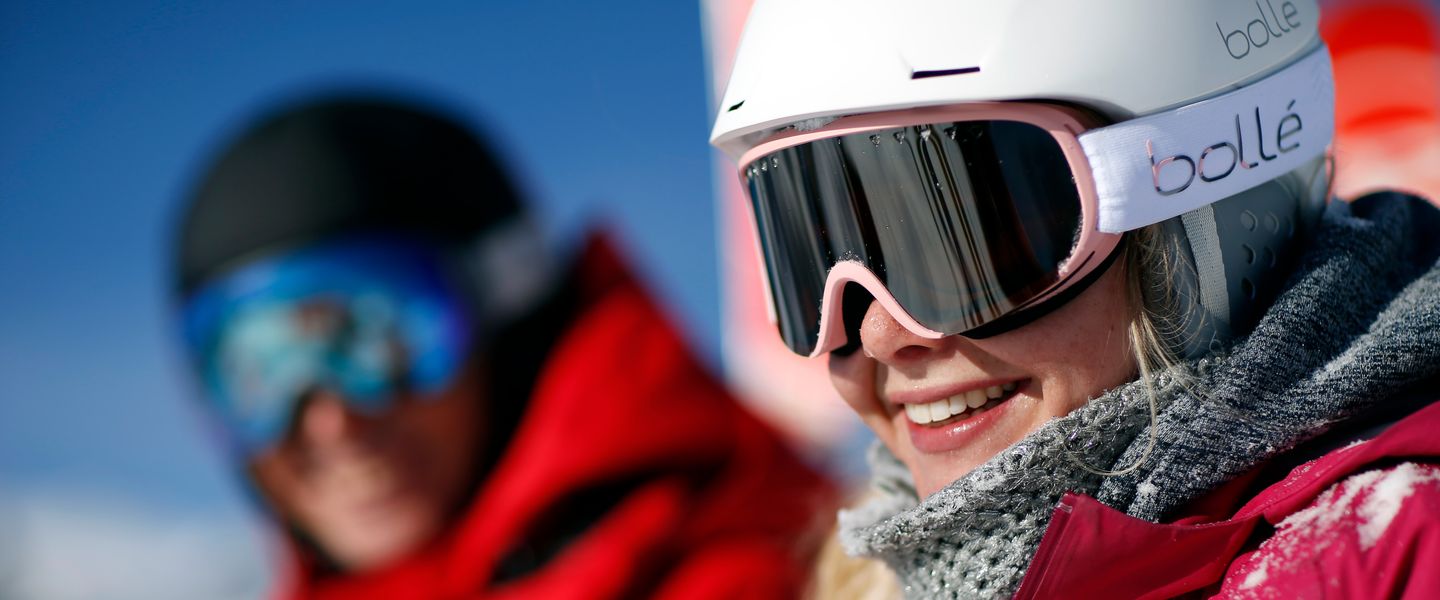 Jeune Garçon Dans Les Alpes Adolescent En Lunettes De Ski à La