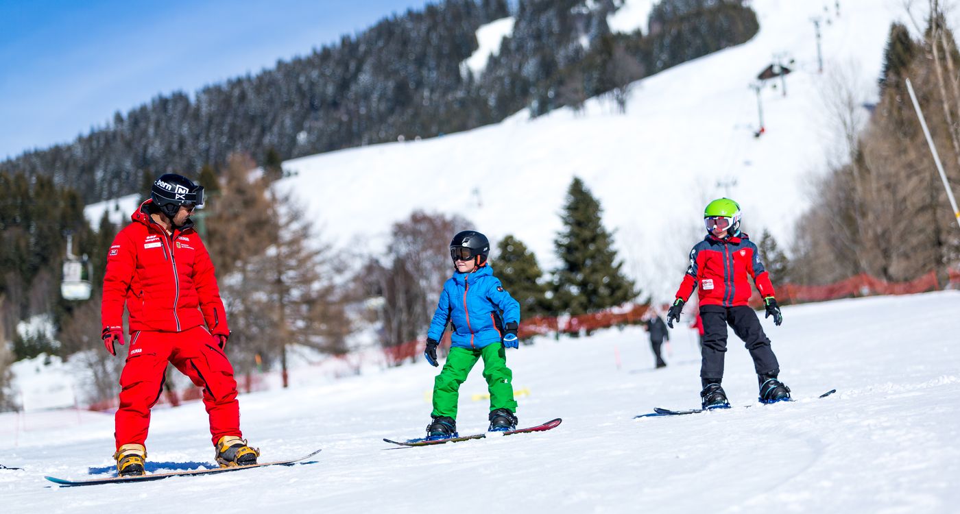 Apprendre aux enfants à faire du snowboard