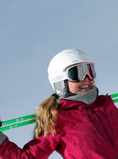 Adolescent Dans Les Alpes. Jeune Garçon En Lunettes De Ski À La