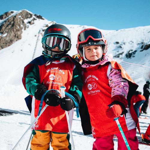 Jeune Garçon Dans Les Alpes Adolescent En Lunettes De Ski à La